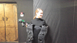  Nuotr. 1 Deimantė Markevičiūtė pademonstravo lazerių žaidimo metu naudojamą „amuniciją“.Autorės nuotr.
