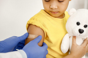 Specialistai tvirtina, kad atsisakymas ar atidėjimas profilaktiškai skiepyti vaikus gali grąžinti sunkius užkrečiamųjų ligų atvejus. freepik.com nuotr.