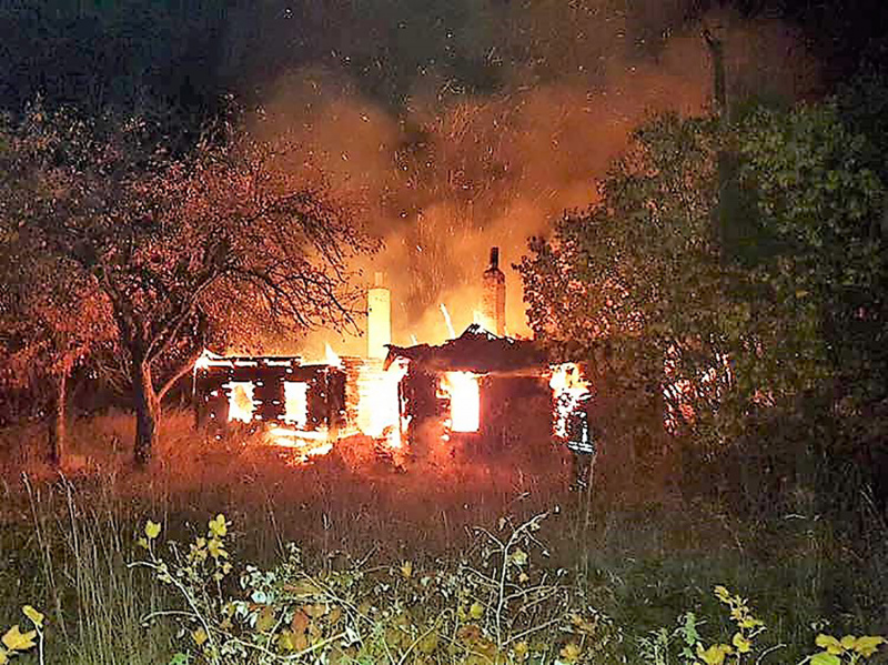 Šeštadienį Paželvių kaime sudegė vieno aukšto namas. Ukmergės PGT nuotr.