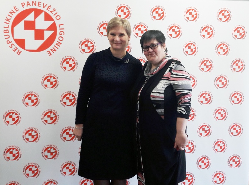 Sveikatos apsaugos ministro apdovanotos Ukmergės PSPC slaugytojos A. Diakienė (dešinėje) ir A. Kalesnikienė.
