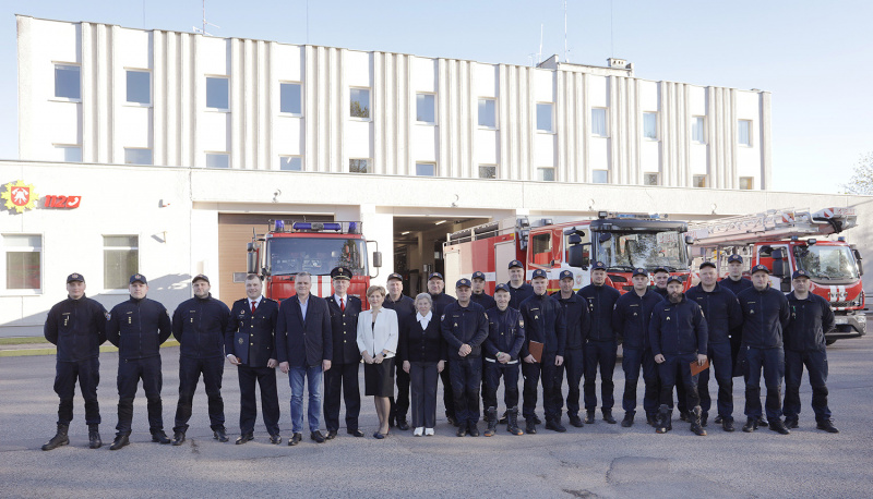Dainiaus Vyto nuotr. Su profesine švente pasveikinti Ukmergės priešgaisrinės gelbėjimo tarnybos pareigūnai.