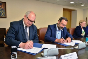 Rektorius Alfonsas Daniūnas ir direktorius Valentinas Gendvilis pasirašo VGTU ir Jono Basanavičiaus gimnazijos bendradarbiavimo sutartį.