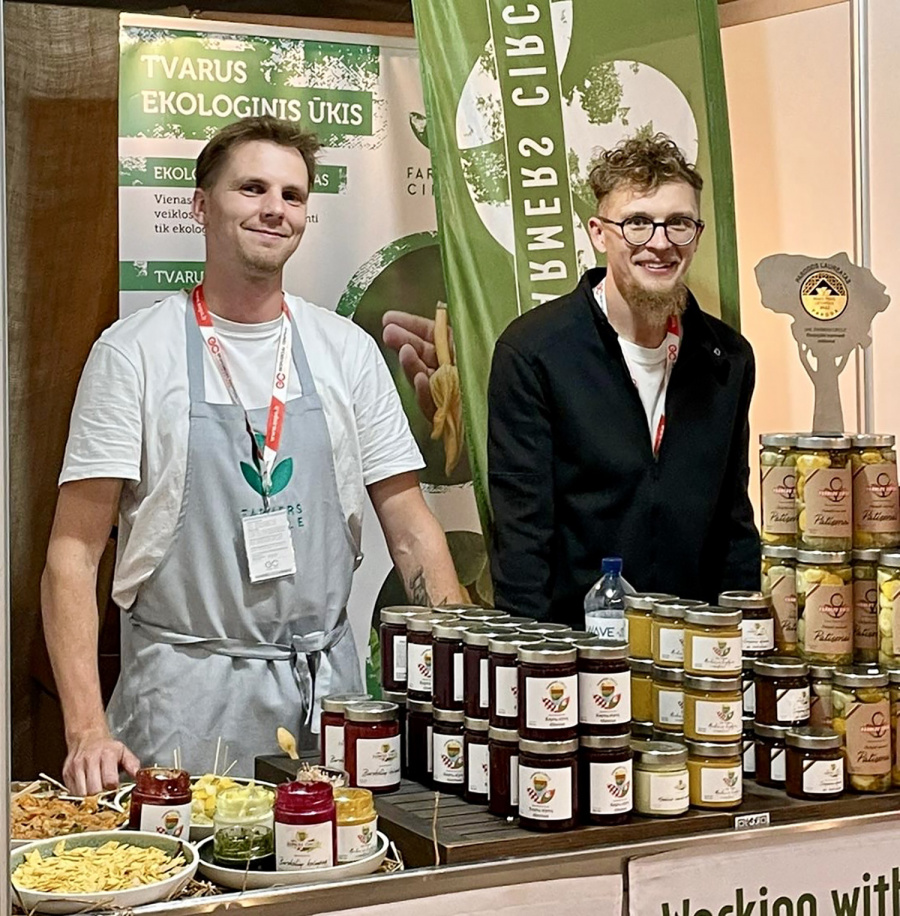 UAB „Farmers Circle“ perdirbimo padalinio vadovai Sigitas Pūkys (kairėje) ir Vytautas Burba pristato savo produkciją.