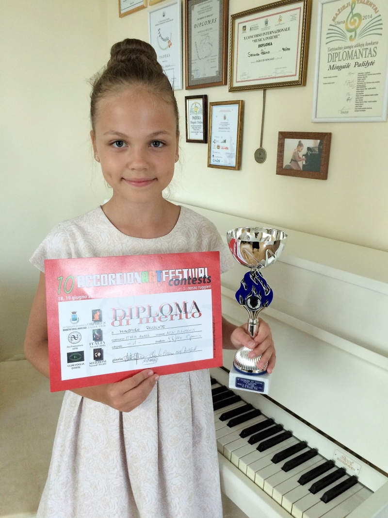 Viena iš konkurso pirmos vietos laimėtojų – jaunoji pianistė Mingailė Pašilytė (mokytoja Rūta Driukienė). Asmeninio archyvo nuotr.