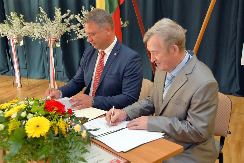 Bendradarbiavimo susitarimą pasirašė rajono profesinių sąjungų bendrijos pirmininkas Vincentas Banikonis ir Lietuvos socialdemokratų partijos Ukmergės skyriaus pirmininkas Valdas Petronis. 