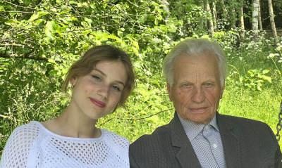 Šeimos archyvo nuotr. Austėja su seneliu Ž. Jackūnu šeimos sodyboje Laviškyje.