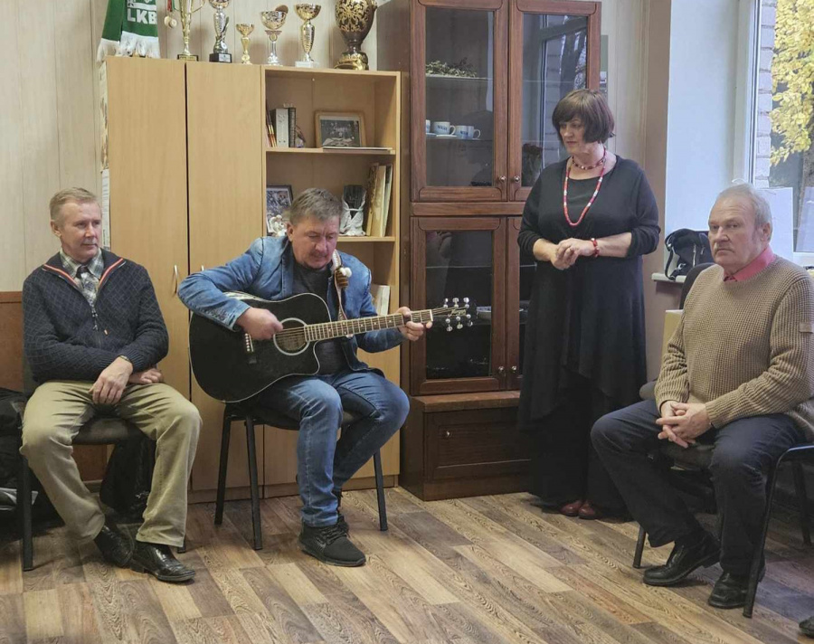  Ramunės Varnienės nuotr. Bendruomenės nariai klausėsi Valdo Paškevičiaus atliekamų dainų.