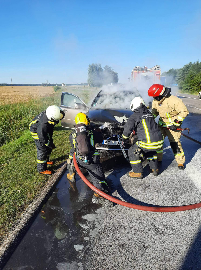 Ukmergės PGT nuotr. Mašiną užgesino atvykę Priešgaisrinės gelbėjimo tarnybos ugniagesiai.