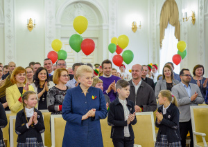 Prezidentė Dalia Grybauskaitė apdovanojo sumaniausius akcijos „Vasario 16-ąją švęsk linksmai ir išradingai“ idėjų iniciatorius. Prezidento kanceliarijos nuotr./Robertas Dačkus