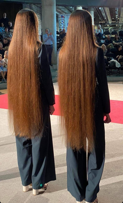 Sesės Skaistė ir Emilė pasiekė naują dar neregistruotą savo amžiaus grupės dvynių ilgiausių plaukų rekordą.