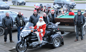 Gedimino Nemunaičio nuotr. Biliardo stalą Kalėdų Senelis vežė prie triračio motociklo prikabintoje priekaboje.