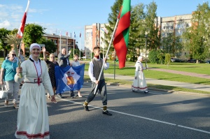 Ukmergiškiai žygiuoja Latvijos Livani mieste. Arvydo Pėšinos nuotr.