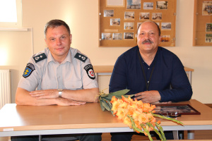 Policijos komisariato viršininkas Saulius Kazlauskas (kairėje) už darbą dėkojo tarnybą policijoje baigusiam Audriui Petuškai.