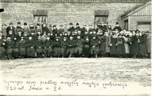 Nuotraukos Ukmergės kraštotyros muziejaus 1.	Mauša Levis, Ukmergės apskrities pradžios mokyklų mokytojų konferencija 1926 m., UkKM F 2353