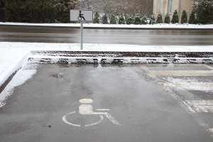Neįgaliųjų transporto priemonei skirta vieta ne šiaip yra platesnė.