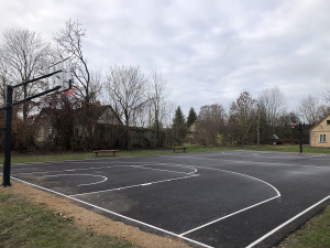 Savivaldybės archyvo nuotr. Pernai savivaldybės dalyvaujamojo biudžeto lėšomis atnaujinta Žemaitkiemio miestelio krepšinio aikštelė.