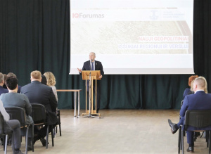 Susirinkusius verslo ir politikos lyderius pasveikino Ukmergės rajono meras Rolandas Janickas.   Dainiaus Vyto nuotr.