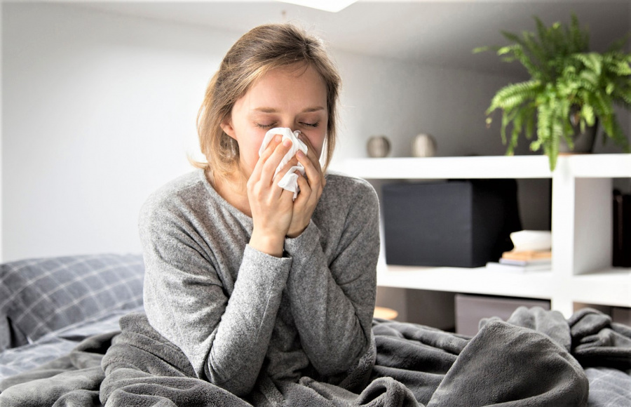 Freepik.com nuotr. Dažniausiai koronaviruso infekcija pasireiškia karščiavimu, kosuliu, pasunkėjusiu kvėpavimu ar dusuliu, nuovargiu, raumenų skausmais, skonio ar kvapo praradimu, gerklės skausmu, sloga, pykinimu, vėmimu ar viduriavimu.