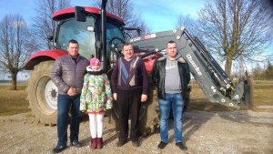 Ūkininkai Stringiai pasiruošę pavasarinei sėjai – Algimantas Stringis su sūnumis Raimundu ir Regimantu bei anūke Auguste.
