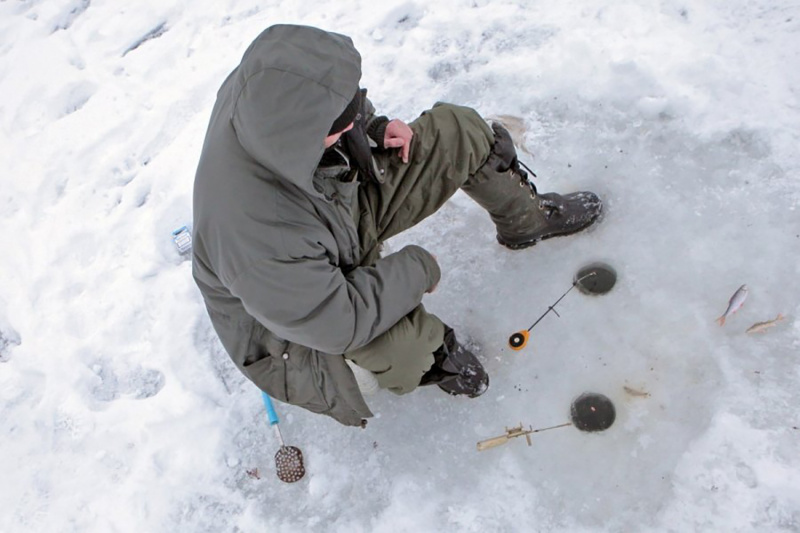 Prasidėjus žiemos laikotarpiui, žvejai skuba ant ledo. 