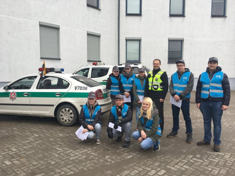 Jaunieji policijos rėmėjai Ukmergėje ragino gyventojus iškelti trispalves
