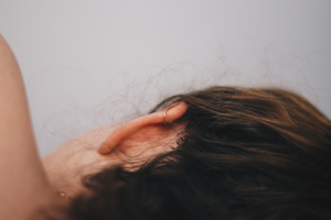 Atsigavimas po ausų korekcijos: kaip elgtis?
