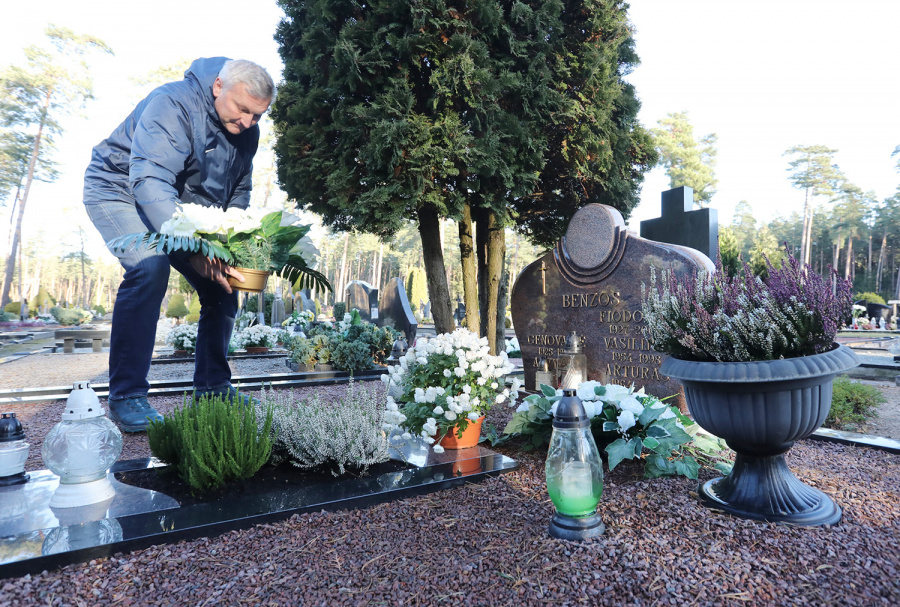 Dainiaus Vyto fotoinformacija  Turnyro dalyviai aplankė netikėtai mirusio futbolininko Arvydo Benzos kapą.