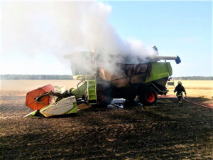 Kasmet ugnis sunaikina apie 60 žemės ūkio technikos vienetų.Ukmergės PGT ntr.