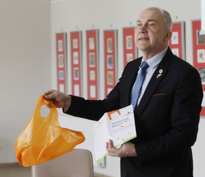 Dainiaus Vyto nuotr. Virtuvės atliekų rūšiavimo į oranžinius maišelius naujoves pristatė rajono meras Rolandas Janickas.