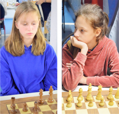 Ukmergės šachmatininkės Agnė Mickūnaitė ir Mėta Mikulinaitė.