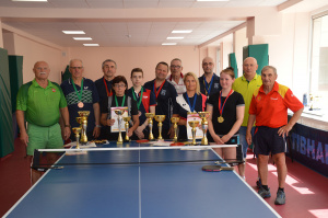 Apdovanoti stalo teniso žaidėjai.