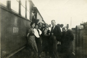 Ukmergės kraštotyros muziejaus nuotr. Siaurojo geležinkelio stotyje Ukmergėje, 1935 m., UkKM F 2685
