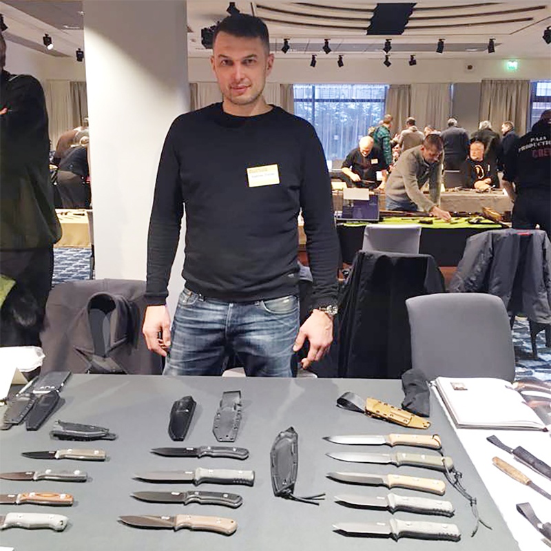 Lietuvos peilių meistru vadinamo Andriaus Tričiaus gaminamų peilių „TRC knives“ ženklas siejamas su kokybe pasaulinėje rinkoje. Autorės nuotr.