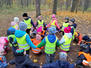 Vaikai pramogavo ir pažino mišką.