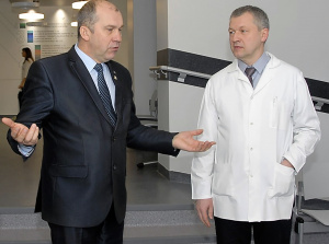 Rimvydo Civilkos (dešinėje) vadovavimu ligoninei Ukmergės rajono meras R. Janickas patenkintas.