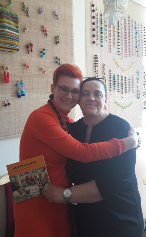 Lietuvos aklųjų bibliotekos Ukmergės padalinio bibliotekininkė Asta Girnienė (kairėje) ir viešnia Milda Matulaitytė-Feldhausen.