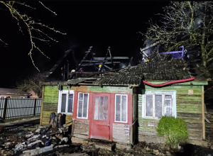 Ukmergės PGT nuotr. Ugnis smarkiai apgadino gyvenamąjį namą.
