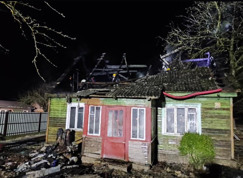 Ukmergės PGT nuotr. Ugnis smarkiai apgadino gyvenamąjį namą.