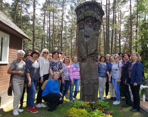 Ukmergės rajono lituanistai ir bibliotekininkai prie V. Krėvės kapo Subartonių kapinaitėse.
