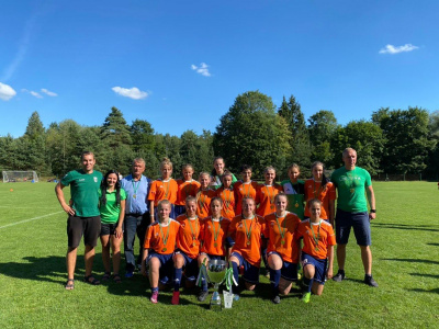 I vietą iškovojo Ukmergės SC futbolo komandos merginos.