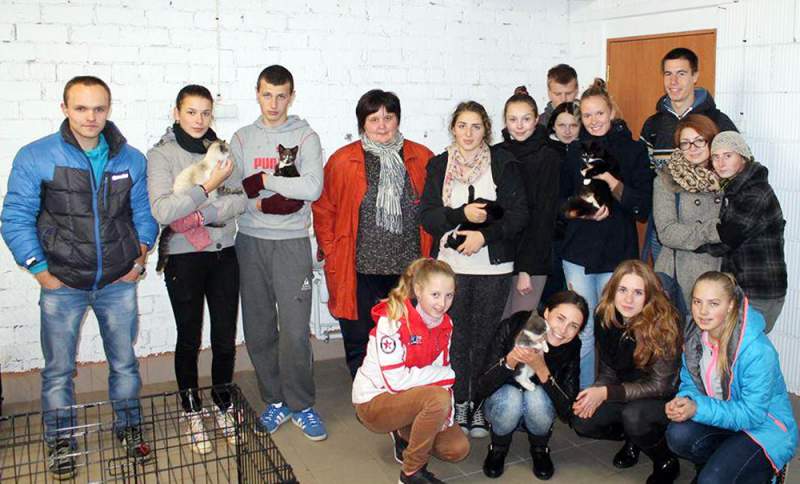 OBA jaunimo organizacijos savanoriai, besilankantys gyvūnų prieglaudoje.