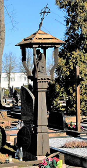 Vaižganto kapinėse – nuniokotas koplytstulpis.  Gedimino Nemunaičio nuotr.