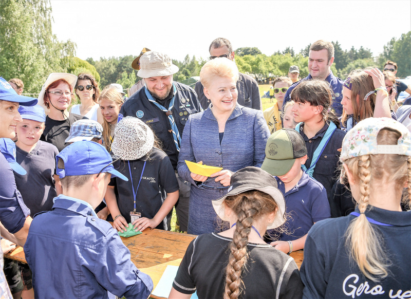 Prezidentė D. Grybauskaitė aplankė skautų stovyklą ir bendravo su stovyklautojais. Roberto Dačkaus nuotr.