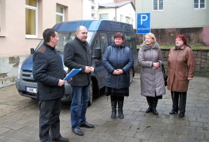 Rajono vadovai perduoda autobusiuko dokumentus ir raktelius Ukmergės rajono neįgaliųjų draugijai. Vilmos Nemunaitienės nuotr.