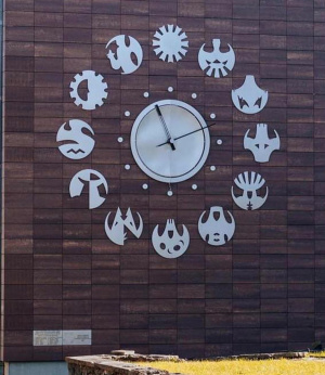 Išskirtinio dizaino laikrodis su baltų dievų simboliais matomas ir naktį.