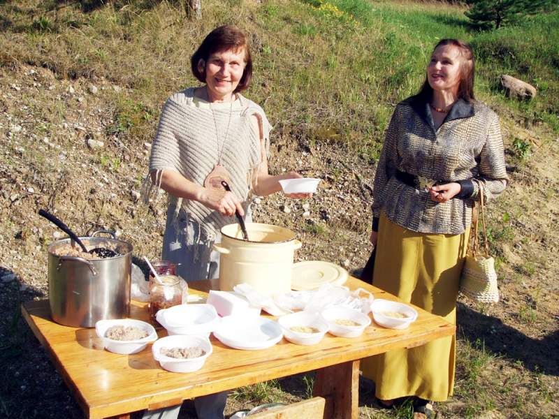 Autorės nuotr. Konkurso laureatė Zita Bataitienė kvietė gardžiuotis vaišėmis, kurias gamino ir jos anūkėliai.
