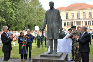 Paminklą A. Smetonai atidengė šalies prezidentas Gitanas Nausėda ir Ukmergės r. savivaldybės meras Rolandas Janickas. G.Nemunaičio nuotr.