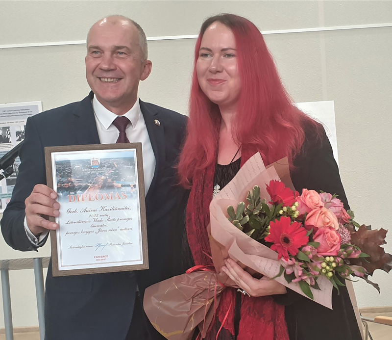  Autorės nuotr. A. Kaziliūnaitei premija už knygą „Jūros nėra“ įteikė Ukmergės rajono meras Rolandas Janickas.