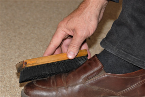 Gedimino Nemunaičio nuotr. Viena iš veiklų, kuriomis gali būti verčiamasi turint verslo liudijimą, – batų valymas.