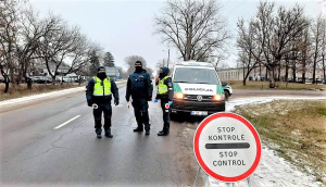 Kontrolė vykdoma trijuose įvažiavimuose į Ukmergę.  Policijos bendruomenės nuotr.